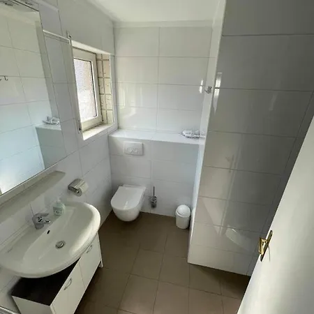 לינה וארוחת בוקר Pension-seegarten 3*